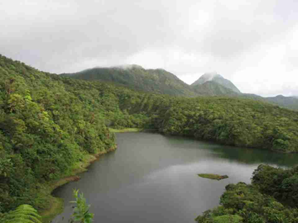 清澈的河流，高耸的山峰，神秘的热带原始森林，都是公园的美景