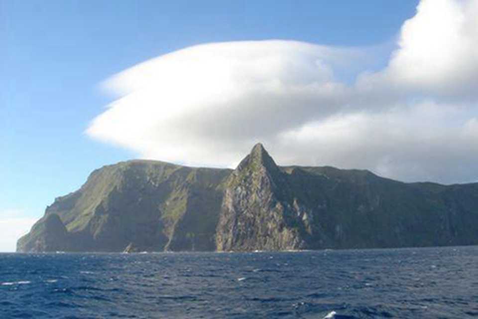 戈夫岛和伊纳克塞瑟布尔岛，分别位于南大西洋和南太平洋