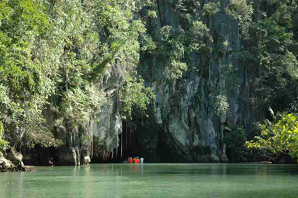 普林塞萨港地下河国家公园位于菲律宾巴拉望省北岸圣保罗山区
