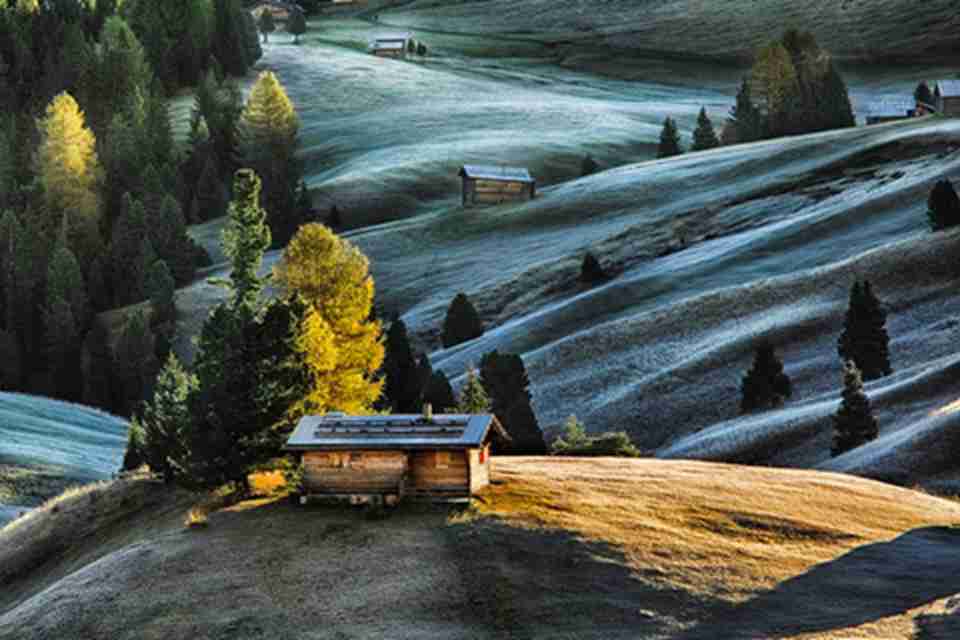 多洛米蒂山区是全世界知名的旅游度假胜地。境内有41条冰川，仅有小片林区