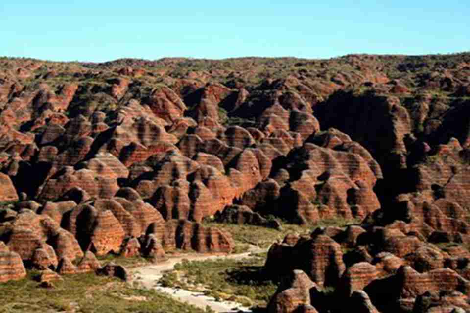 波奴鲁鲁国家公园条纹的蜂窝状的岩石结构令人惊奇