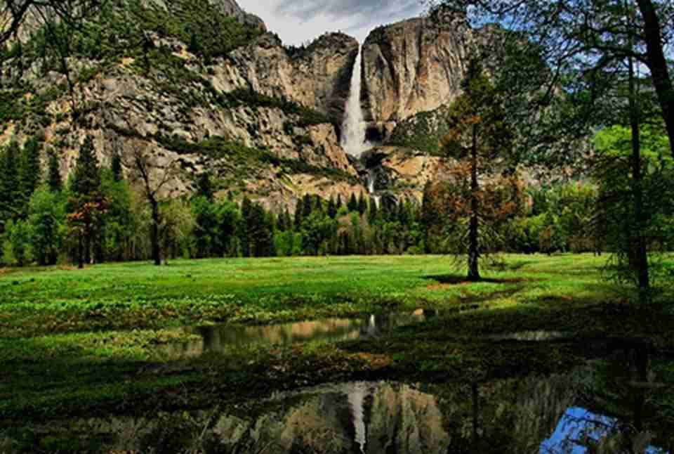 约塞米特蒂国家公园位于加利福尼亚中部