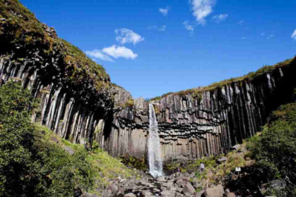 在冰岛可以领略到冰川、热泉、雪峰、瀑布等千姿百态的自然风光