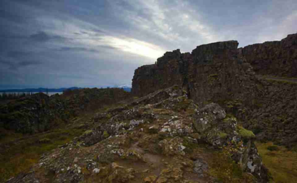 谷地一面有一道长达七八公里由熔岩构成的嶙峋峭壁，高约三十多米