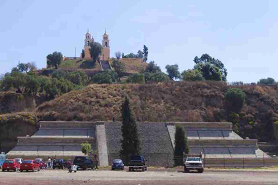 波波卡特佩特火山坡上最早的16世纪修道院位于墨西哥城的东南方