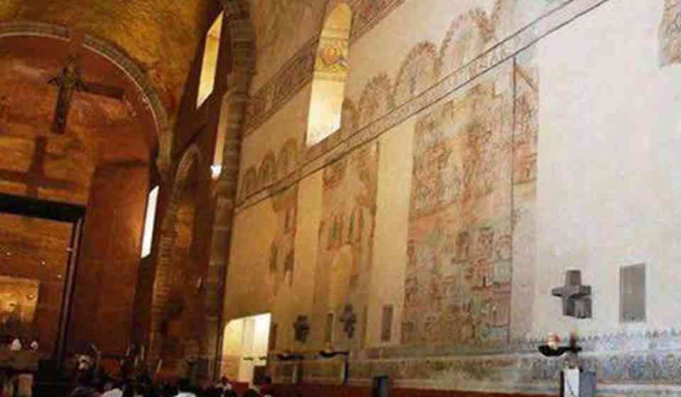 在这些古迹中，16世纪的修道院壁画格外引人注目