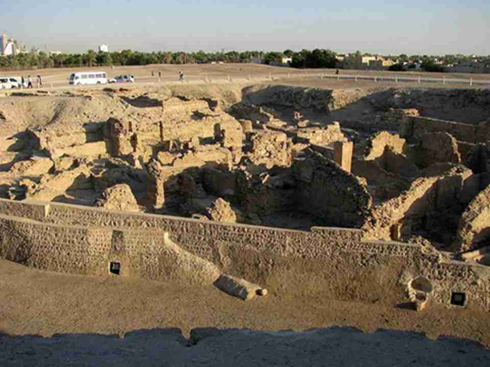巴林贸易港考古遗址是一个典型的台形土墩遗址