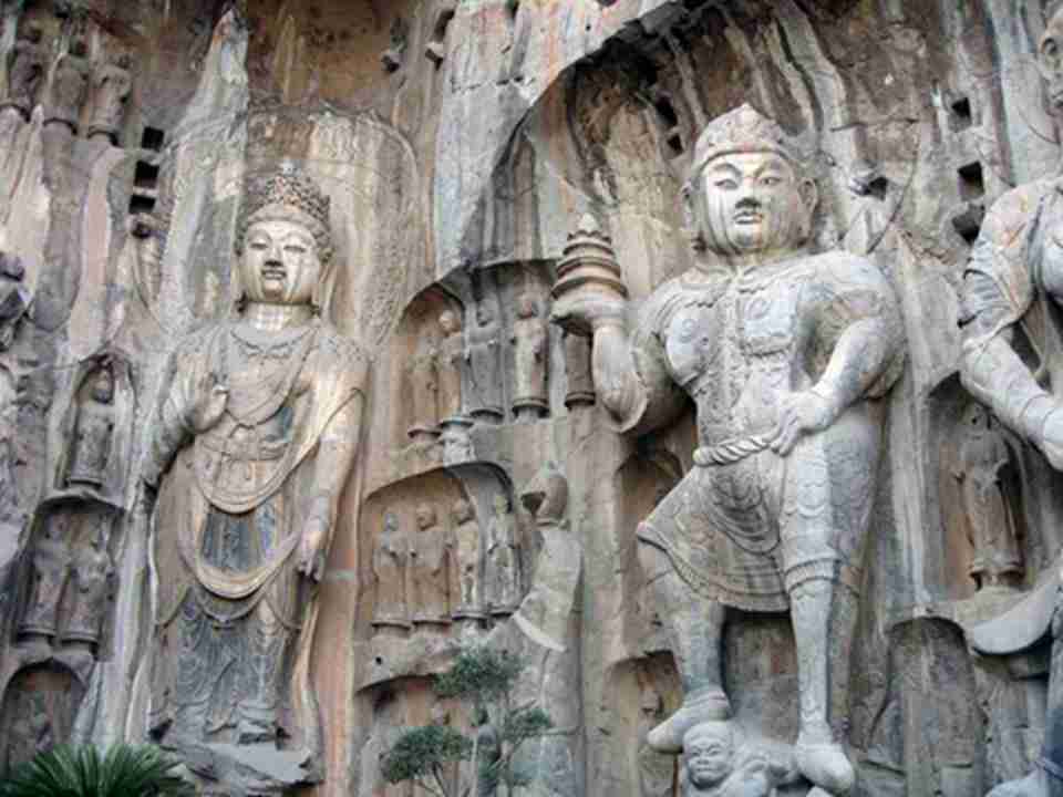 龙门石窟是佛教文化的艺术表现，但它也折射出当时的政治、经济以及文化时尚