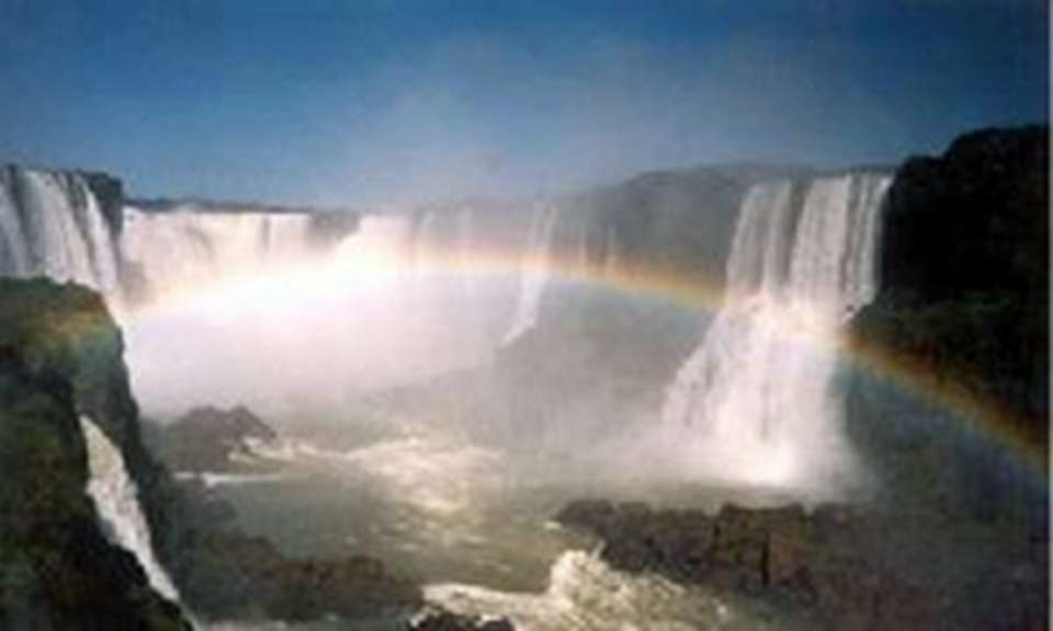 巨大的彩虹摇摆在瀑布上空