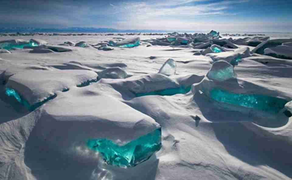 贝加尔湖冰雪奇景冰面通透