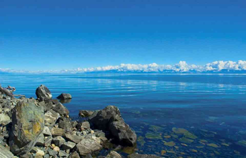 贝加尔湖位于俄罗斯东西伯利亚南部