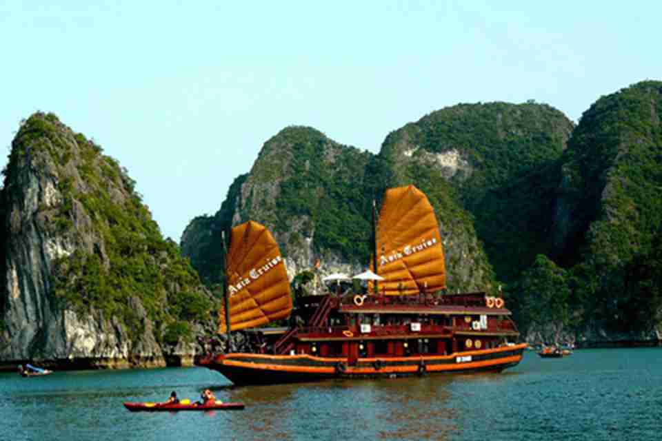 风光秀丽迷人，闻名遐迩的越南下龙湾