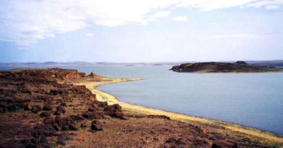 图尔卡纳湖是位于肯尼亚西北部半沙漠地带的内陆湖泊