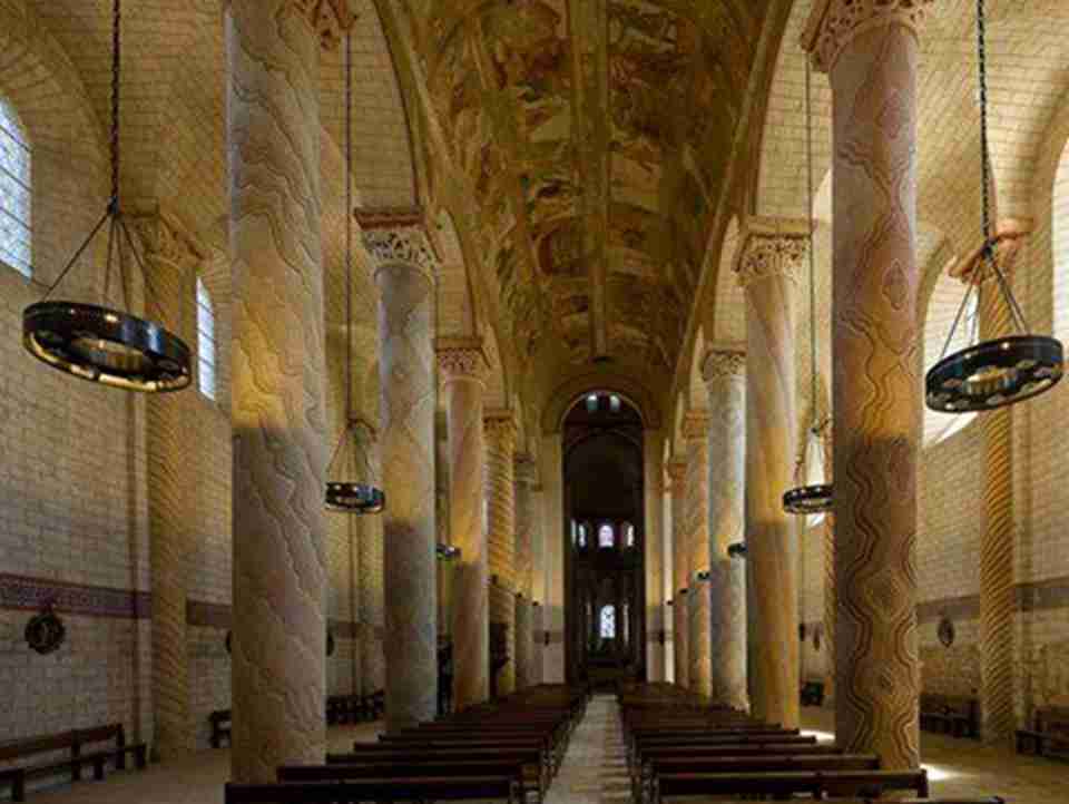 圣塞尔—梭尔—加尔坦佩教堂是西欧众多主要的名胜古迹之一