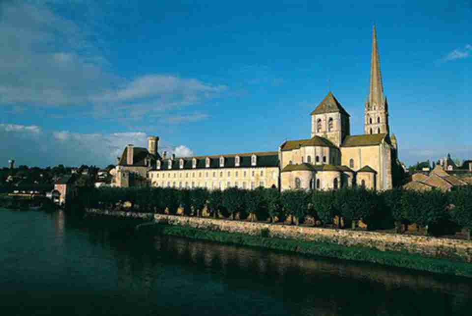 圣塞尔—梭尔—加尔坦佩教堂修建于9世纪中期，并且争取到了皇室的授权