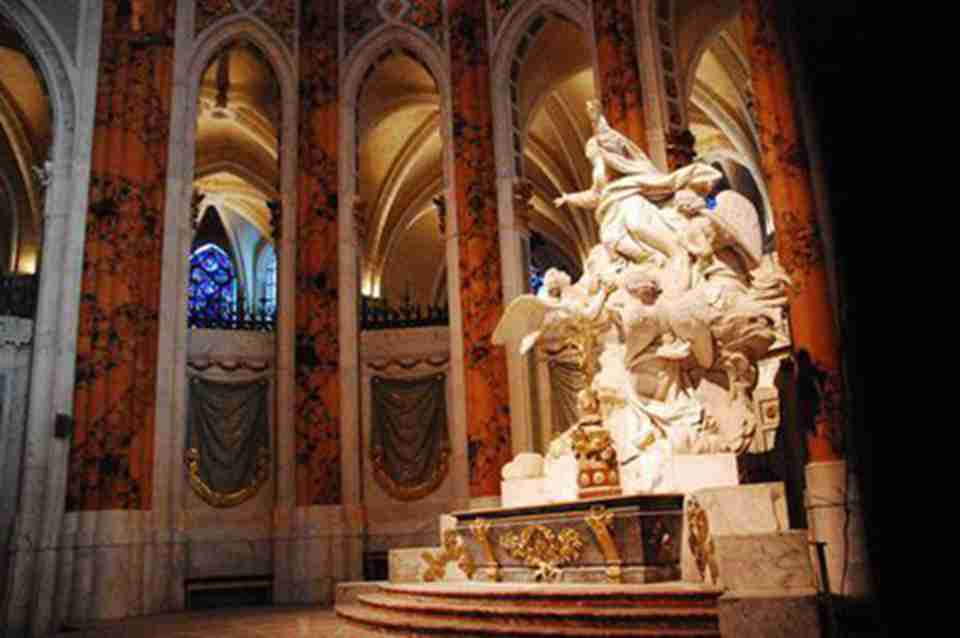 沙特尔大教堂雕刻群像是法国哥特式雕刻艺术的典型作品