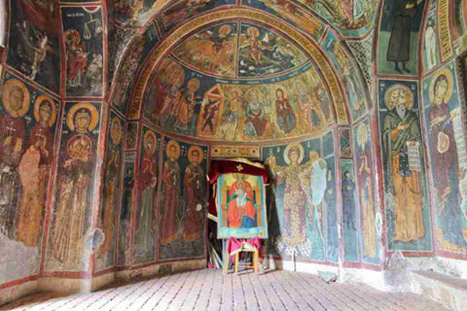 教堂里的彩绘壁画作于不同时代，其风格也不尽相同