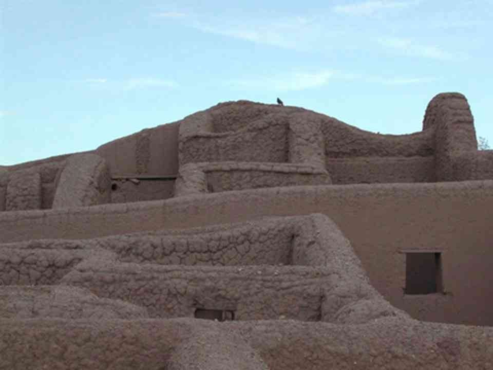 帕魁姆考古区以其土坯建筑和T型门而闻名
