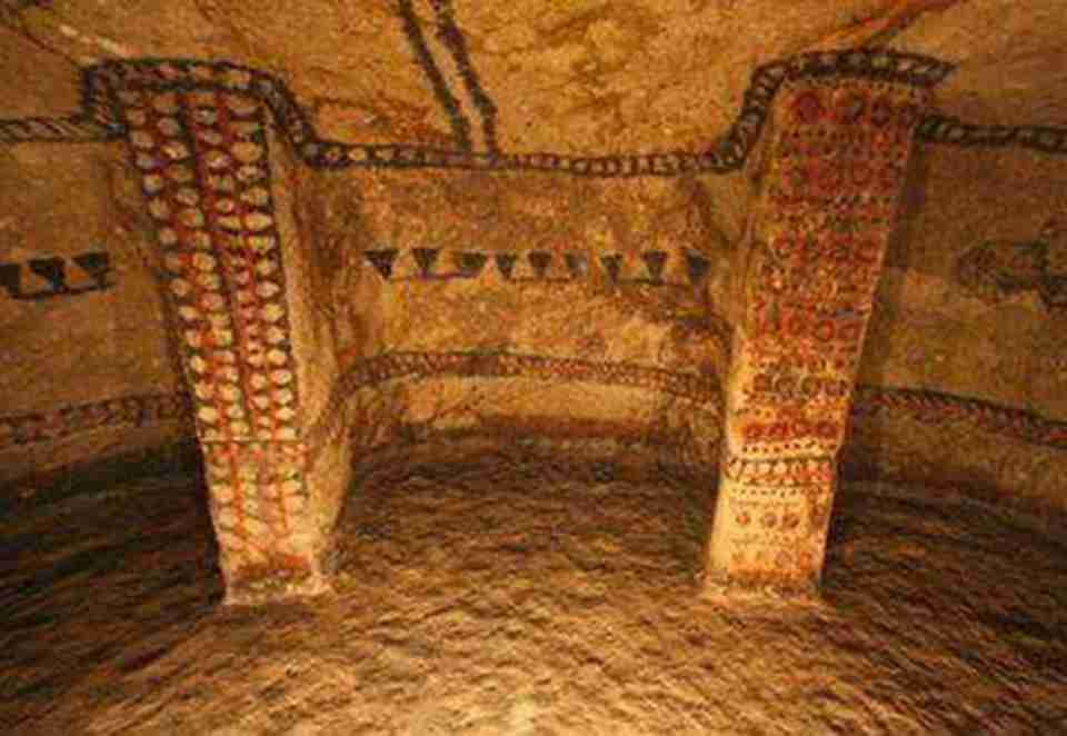 这些巨大地下墓穴都饰有这一时期家庭室内装饰用的图案