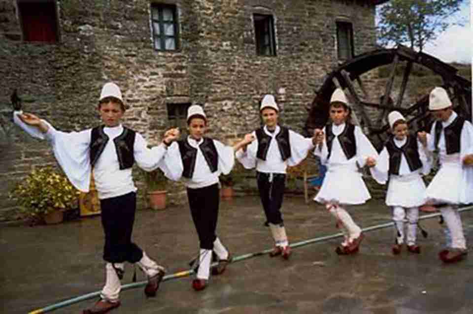 传统的阿尔巴尼亚复调音乐，可分为两种主要风格
