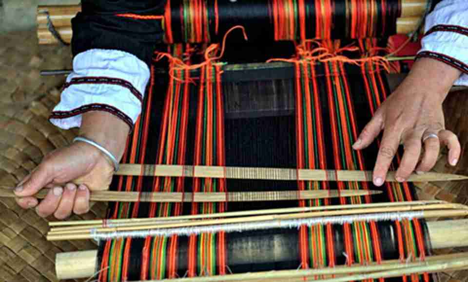 黎族传统纺染织绣技艺集纺、染、织、绣于一体