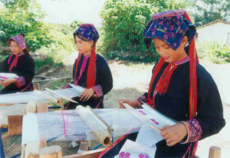 黎族姑娘13岁就开始在长辈的指导下学习纺织