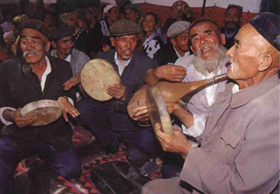 麦西热甫盛会上伴奏的维吾尔族老人