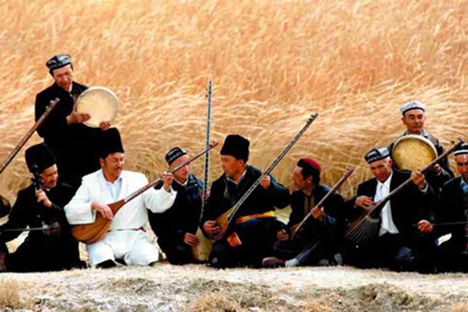 维吾尔族群众在节庆期间举办麦西热甫