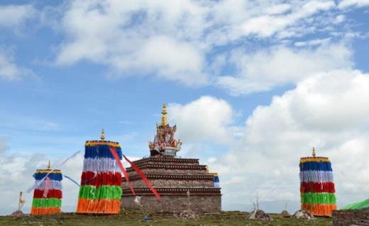 青海省海北藏族自治州刚察县：扎玛尔山上的拉则